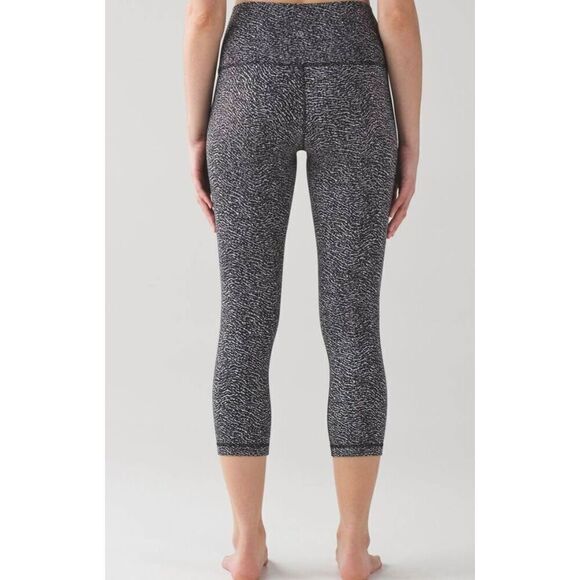 LULULEMON ATHLETICA Wunder Under Crop (Hi-Rise) (21) Size 8 - Picture 2 of 5